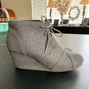 Grey casual shoes
